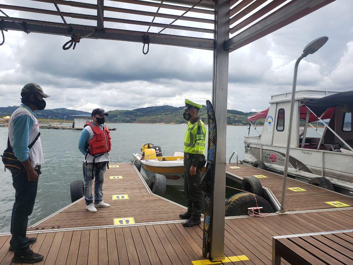 Senalalaire's tweet photo. #LagoCalima verificamos el cumplimiento de los protocolos de bioseguridad, permisos @SectorSalud, pólizas y zarpe de las embarcaciones. @TransitoPolicia
#SomosUnoSomosTodos https://t.co/Qk4JOUEB3A