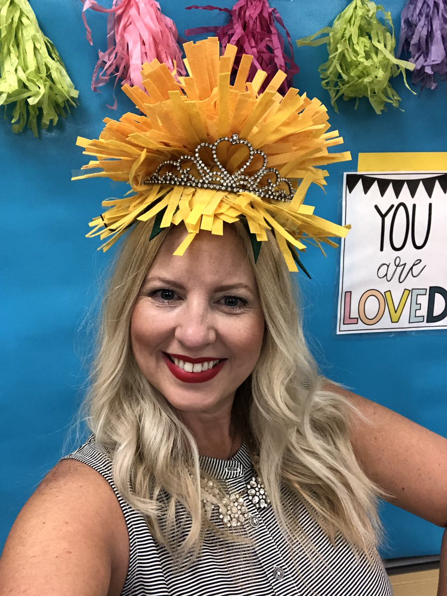 StaceyLeather's tweet photo. Happy Virtual Homecoming Week! My students know, I am “extra”. Dress like the king/Queen that you are! Meet the Queen Bee🐝💛🖤 #mmshomecoming @McAdoryMiddle @JEFCOED #jefcoedstrong https://t.co/NOVSKgAuKf