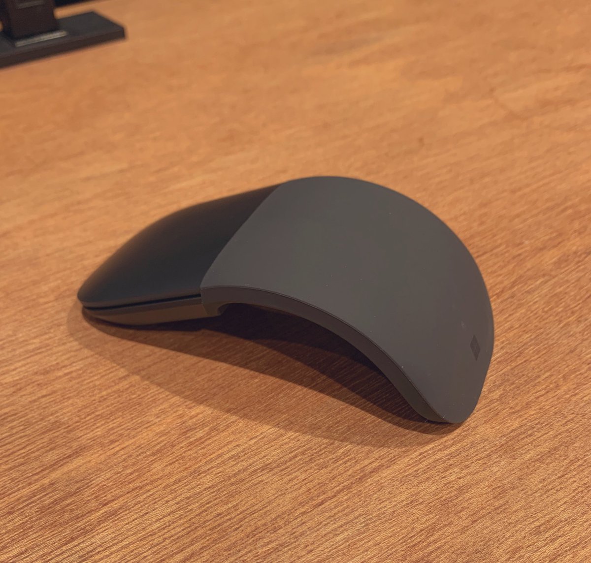 AtsukoHHH's tweet photo. 最近買ったwindowsマウス
左:ON 右:OFF
#arcmouse https://t.co/iLwFCWlRLq