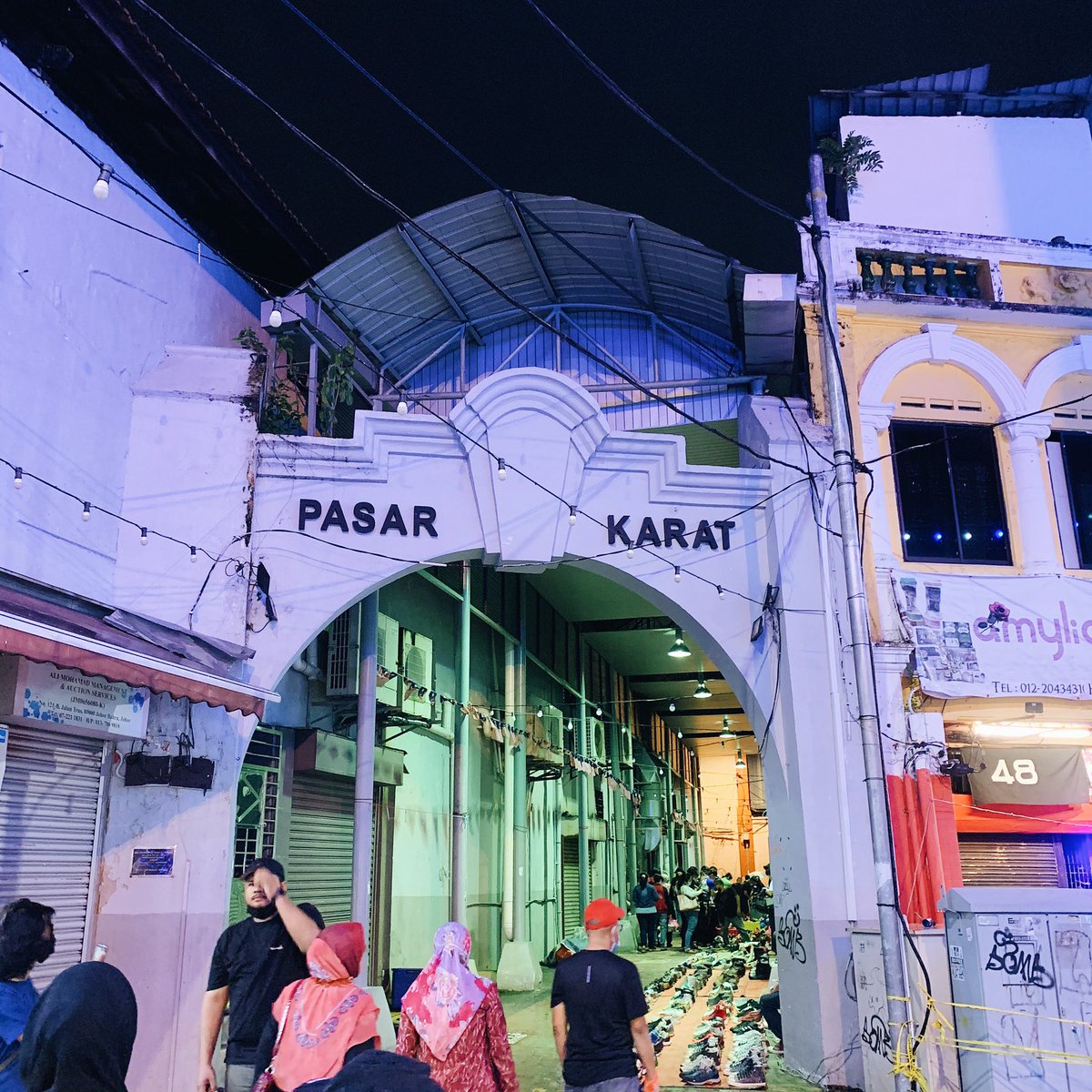 Pasar Karat JB // Chaiwalla & CoBanyak cafe sekitar, kami decide untuk lepak Chaiwalla! (Brownies dia sedap!) coffee semua standard