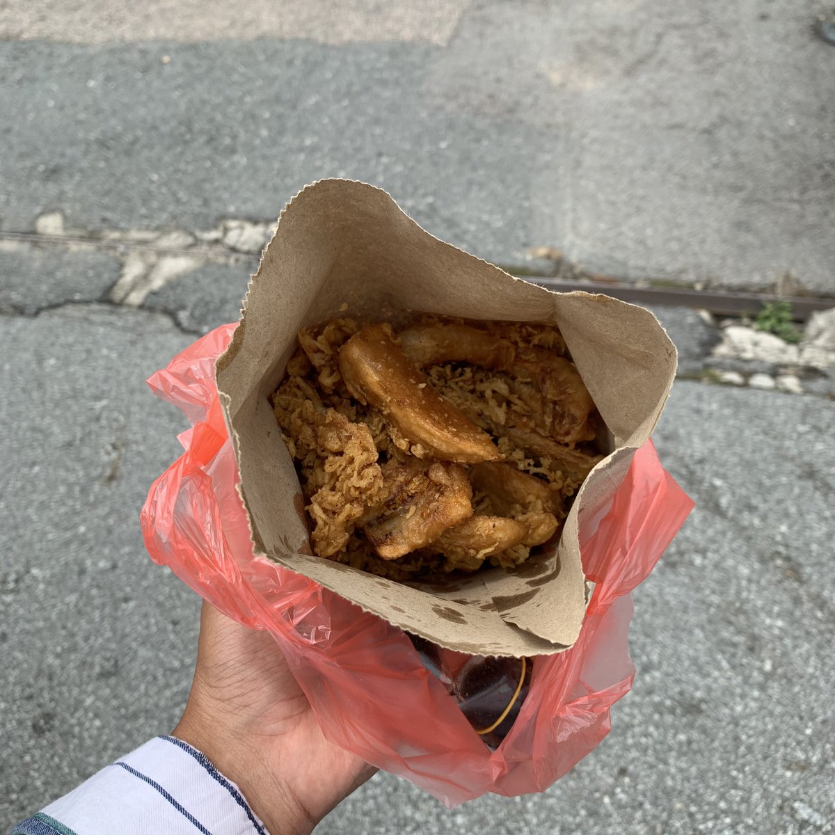 Pisang Goreng MawarHmmmmmmm... I expect lebih sikit dari pisang goreng ni and excuse you? Harga dia 2 keping RM1????Rasa macam pisang goreng biasa ja la  tapi onz jugak sebab sambal kicapDan ada banyakkk pilihan kuih 