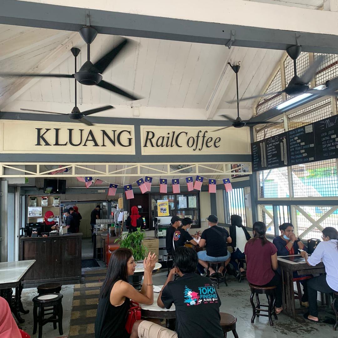 Kluang Railway CoffeeSebelum balik KL kami singgah kejap di sini! Nice ambience food Combination pahit dan manis kopi dia mmg ngam! Bun toast tu menarik dan murahh (RM1++)