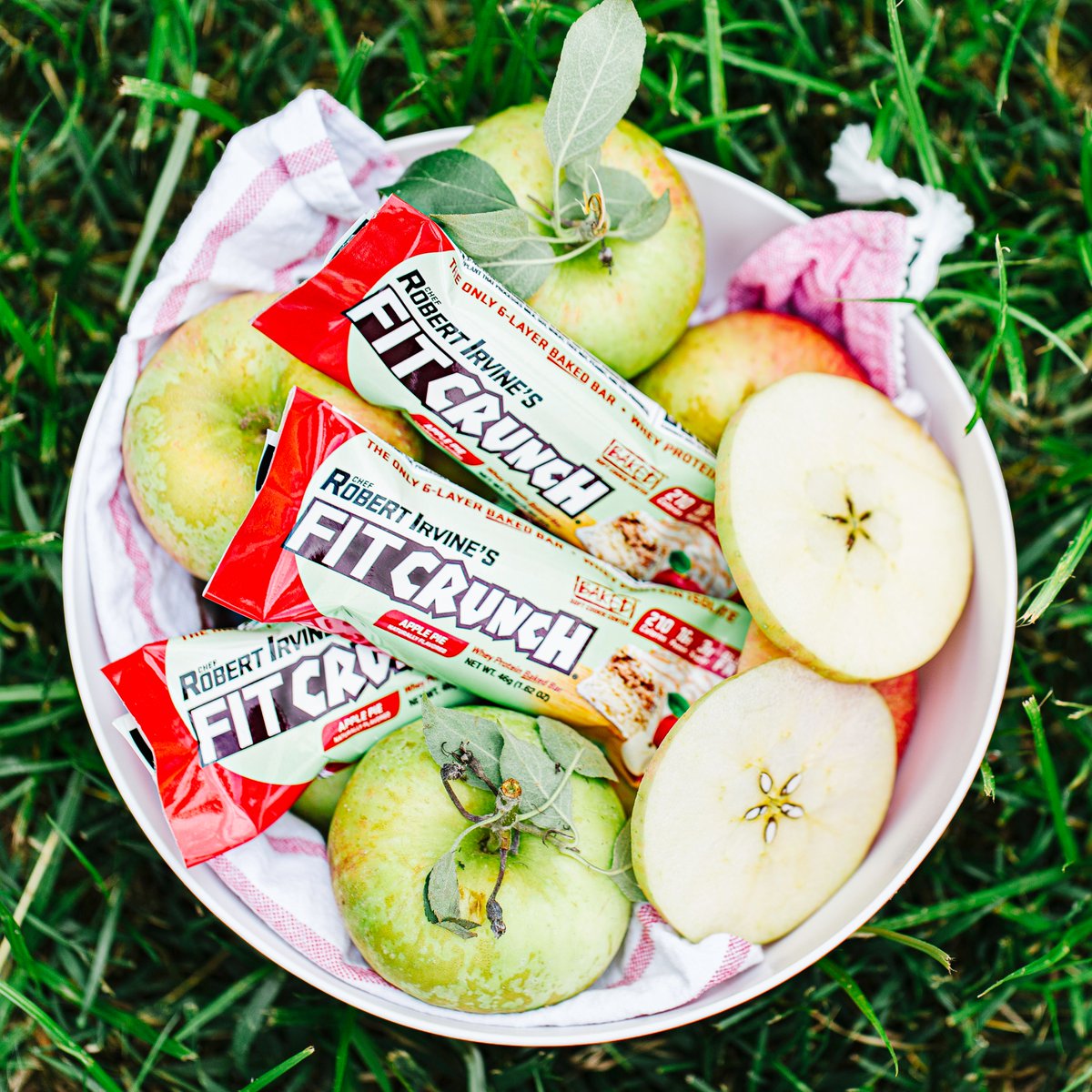 FitCrunchBars's tweet photo. It's apple picking season and you can't go wrong with this pick. #HaveASlice
.
.
.
#fitcrunch #mondayvibes #fall #fitness #newflavor #protein #proteinbar #amazon #amazondeals #applepie https://t.co/V7UvpIyGoH