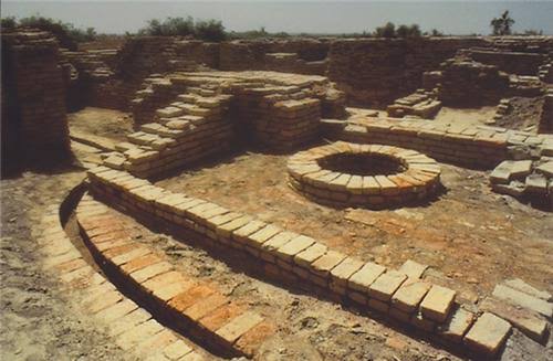 The river was probably 1500 km long & 3-5 km wide & around 4000yr ago,the bank of the great Saraswati river provide great civilization. It was much bigger than indus river. It was the living river on the bank of which Duryodhana & Bhima fought their last grim duel of Majabharata.