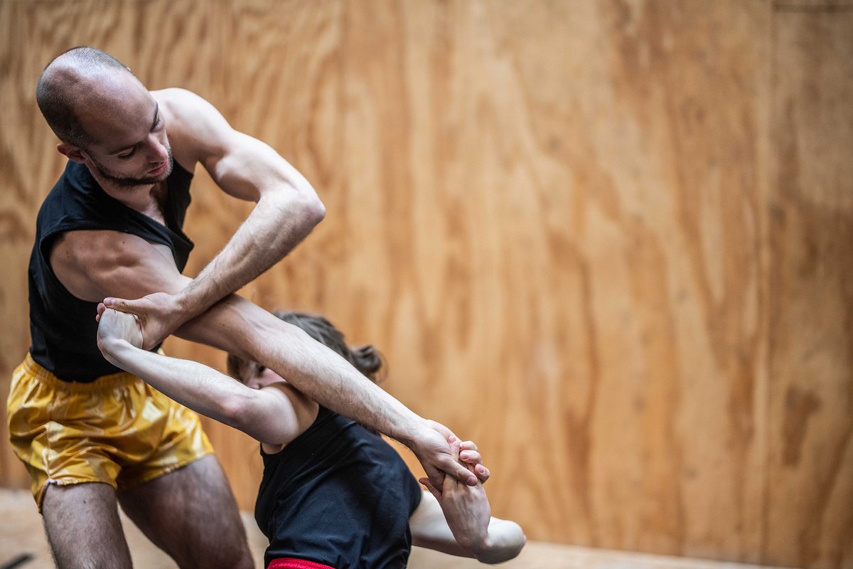 Ouvert aux professionnel·le·s de la #danse, du #theatre, du #cirque et du #mouvement, profitez de l'entraînement proposé par Alexander Vantournhout et Emmi Väisänen.
🗓️ Mardi 29 septembre de 10 h à 11 h 30
📍 Les Hivernales - CDCN
📞 Entrée libre sur réservation - 04 90 82 33 12