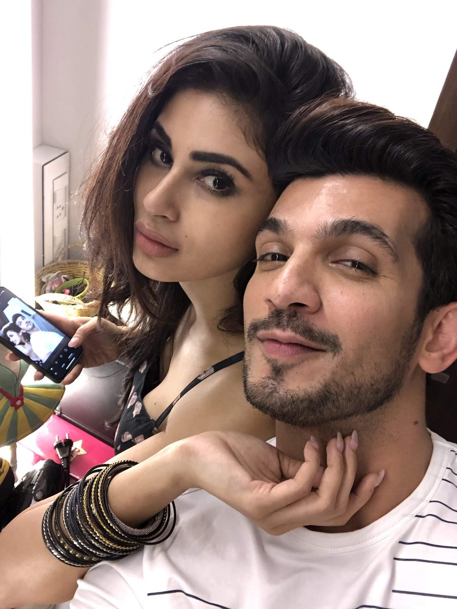 Shivsha__fc's tweet photo. These two are HOTTEST..
We want our Arni backkk...  #HBDMouniRoy https://t.co/9q3g9xZZCr