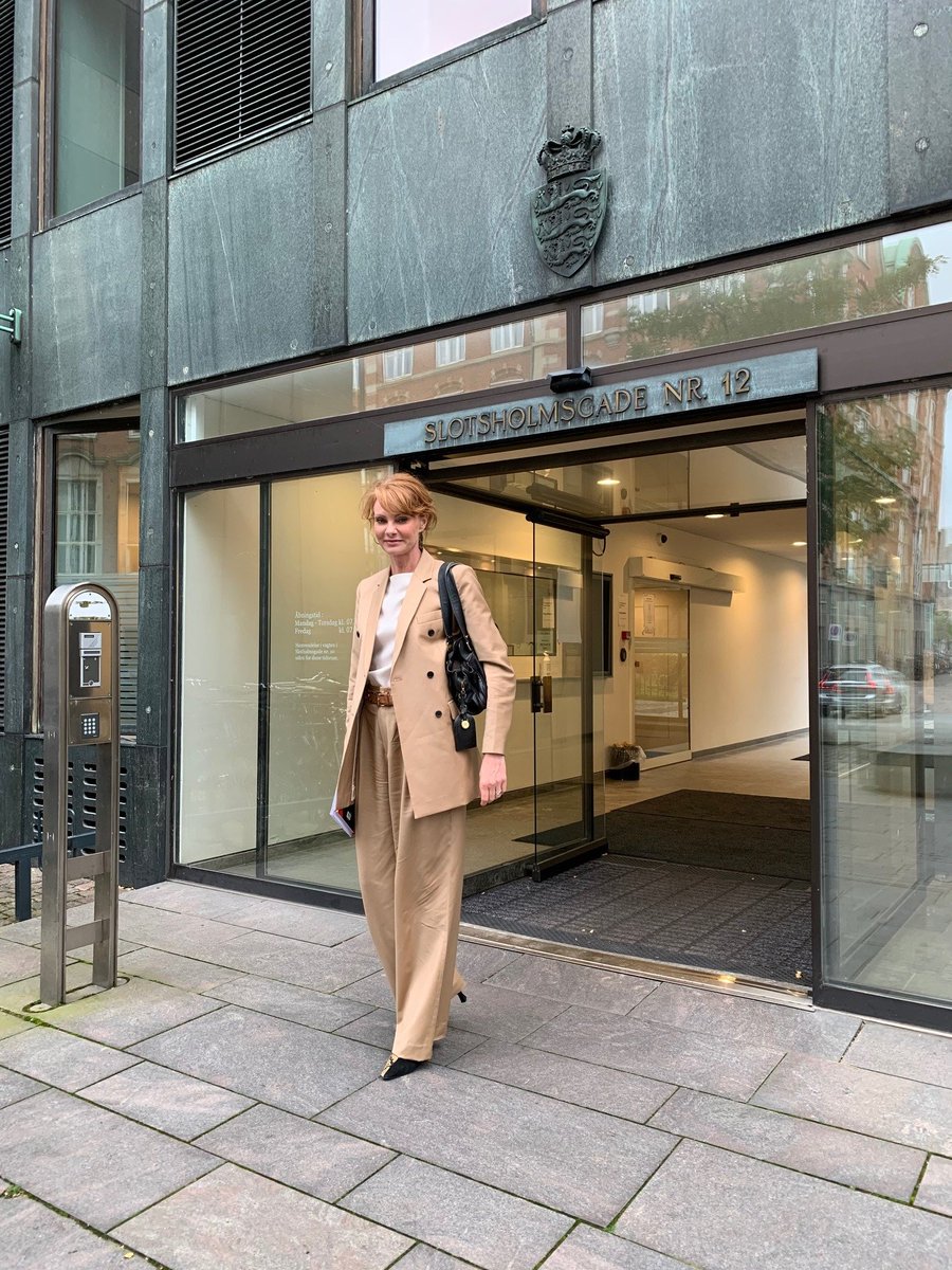 LederneDK's tweet photo. Lige nu er @bodilismiris til vigtigt møde hos ligestillingsminister @MogensJensenS om, hvordan vi får gjort op med #sexchikane på #arbejde. #dkledelse skal gå forrest, og flere end 3.000 har på få dage skrevet under på @LederneDK løfte om 0-tolerance over for sexchikane https://t.co/3UR20n0eCX