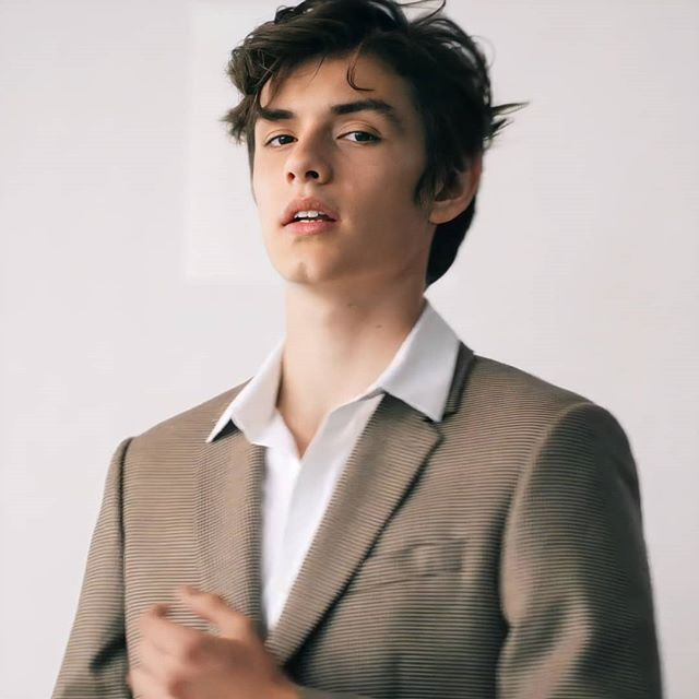 ggluvcats's tweet photo. Louis Partridge หนุ่มน้อยจากอังกฤษวัย 17 ปี ที่แสดงเป็น The Viscount Tewskbury, Marquess of Basilwether ในเรื่องเอโนล่าคือหล่อมากๆ ฉันมุฟอรจากท่านเคาท์ทิวส์เบอร์รี่ยังไม่ได้ ช่วยด้วยน้องหล่อมาก 😍 /ท่องคำว่าน้องหล่อมากซ้ำๆเหมือนคนเสียสติ #EnolaHolmesNetflix https://t.co/jlLj3sPSOU