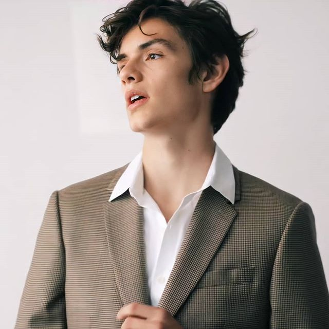 Louis Partridge หนุ่มน้อยจากอังกฤษวัย 17 ปี ที่แสดงเป็น The Viscount Tewskbury, Marquess of Basilwether ในเรื่องเอโนล่าคือหล่อมากๆ ฉันมุฟอรจากท่านเคาท์ทิวส์เบอร์รี่ยังไม่ได้ ช่วยด้วยน้องหล่อมาก 😍 /ท่องคำว่าน้องหล่อมากซ้ำๆเหมือนคนเสียสติ #EnolaHolmesNetflix