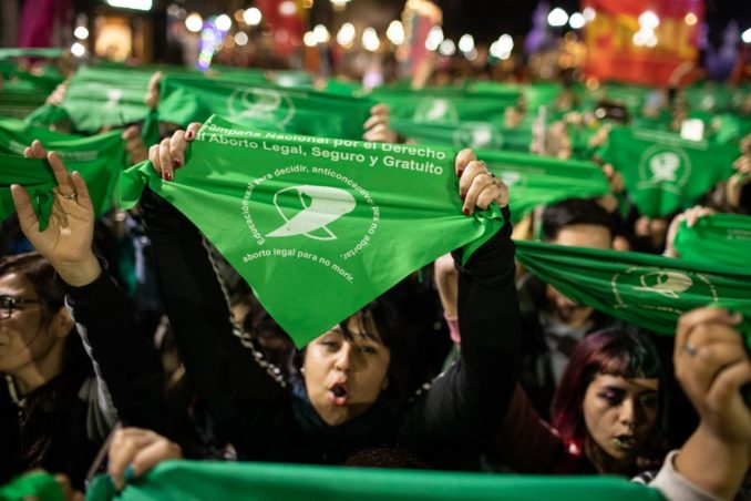 Hoy es el Día de lucha por la legalización del aborto en América Latina y el Caribe💚

🔥Es una fecha que surgió hace 30 años y está instalada en el calendario feminista. 

💚La marea verde no surgió por generación espontánea. 

Va un hilito con la historia de este 28S👇🏽