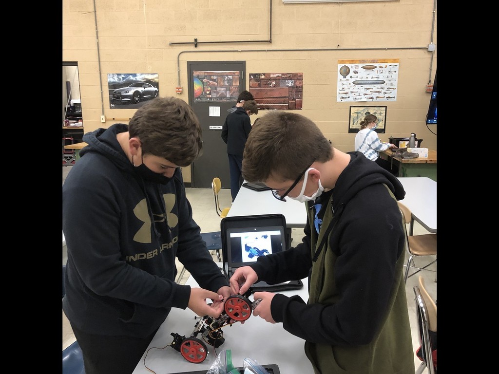pinckneyschools's tweet photo. Our future engineers are working hard and having fun in Robotics class at Pathfinder MS. #pirateSTEM #roboticsrules! #futureengineers https://t.co/tNuUUyrlcC
