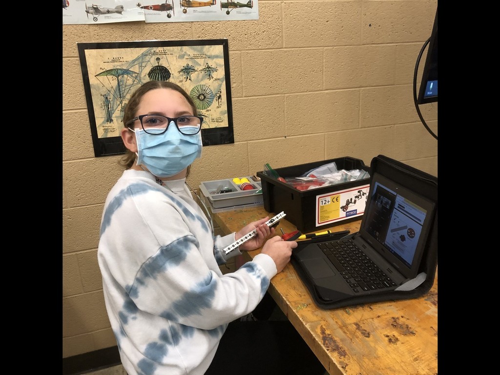pinckneyschools's tweet photo. Our future engineers are working hard and having fun in Robotics class at Pathfinder MS. #pirateSTEM #roboticsrules! #futureengineers https://t.co/tNuUUyrlcC