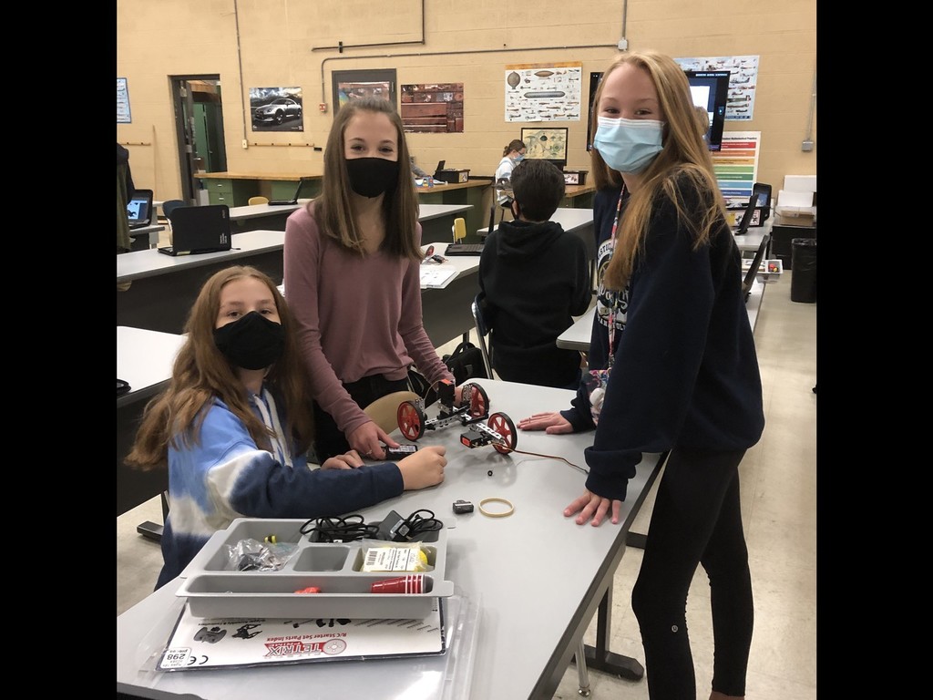 pinckneyschools's tweet photo. Our future engineers are working hard and having fun in Robotics class at Pathfinder MS. #pirateSTEM #roboticsrules! #futureengineers https://t.co/tNuUUyrlcC