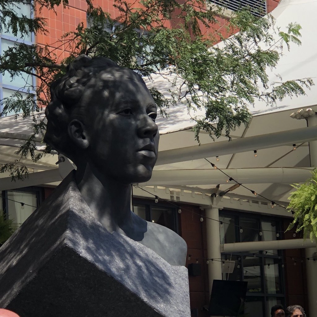 17 years ago today, Althea Gibson, the first Black athlete to win a Grand Slam title, passed away.
This statue memorializing her at the #USOpen stands as a reminder to all who pass that her greatness and bravery will never be forgotten.
Thank you, Althea. https://t.co/7MTnHgaC6q
