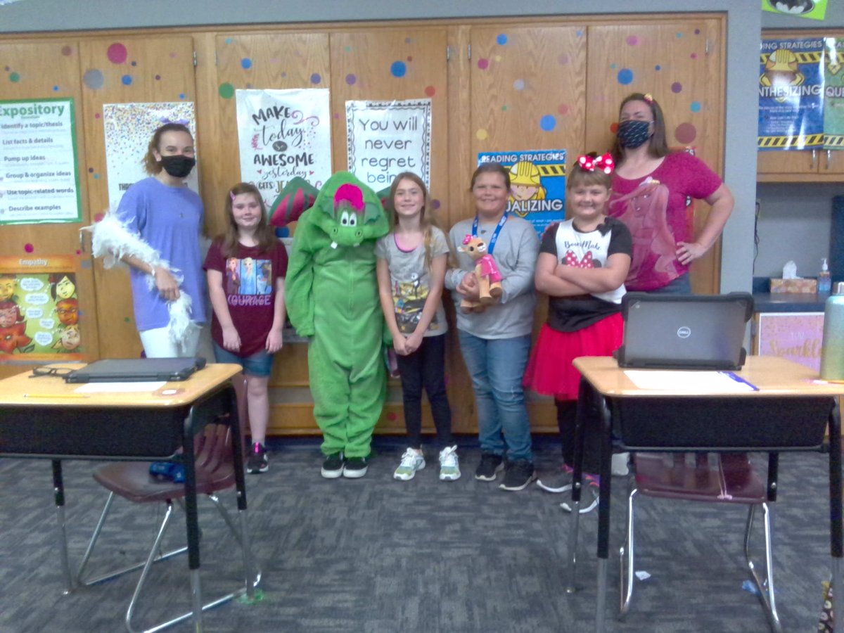 mrsjfourthgrade's tweet photo. Living that Disney life today! https://t.co/JbNtyWdfY8