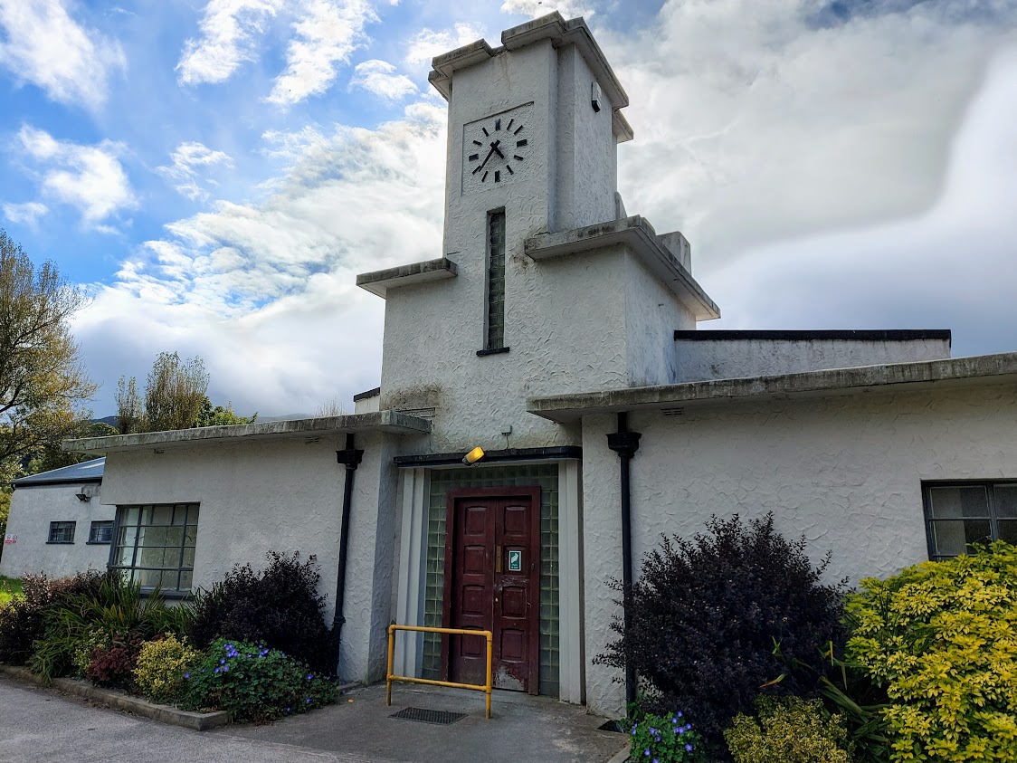 #ModernistMonday @ArtDecoSocUK 
Thought I'd share with you our little #artdeco gem of paint factory hidden away here in #Bethesda #Gwynedd