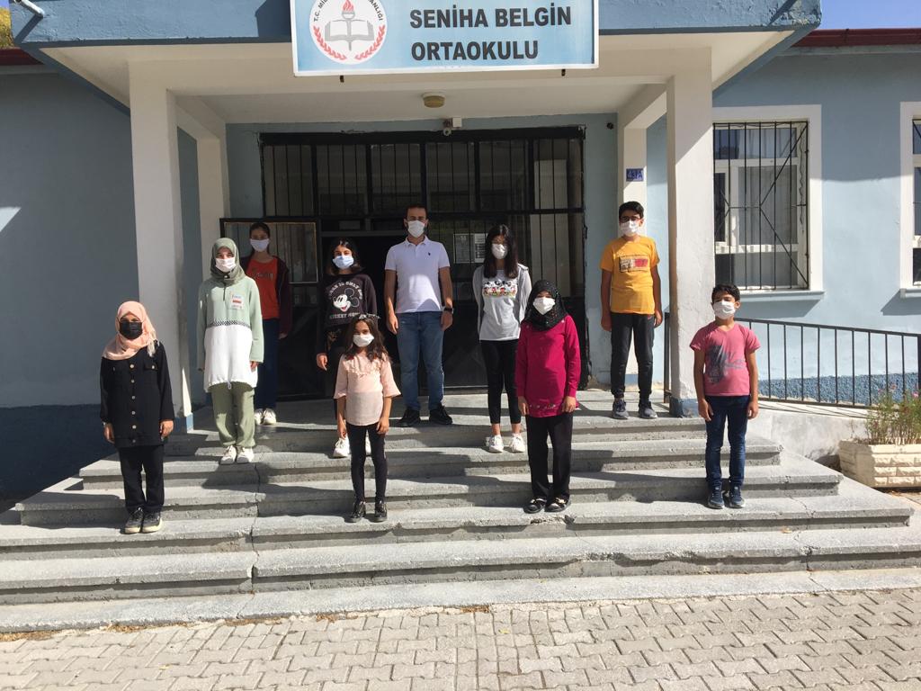 BelginSeniha's tweet photo. Seniha Bel. Ortaokulu'ndan büyük başarı 2019 Lgs sınavında 1 öğrencimiz Selçuk fen lisesini ve farklı sınıflar düzeyinde 5 öğrencimiz Bursluluk sınavını kazanmıştı.Ayni başarı 2020 Bursluluk sınavında da devam etti.5 öğrencimiz daha sınavı kazandı. @MehmetS042042 @CihanbeyliHalk https://t.co/t2KJD7J9fl