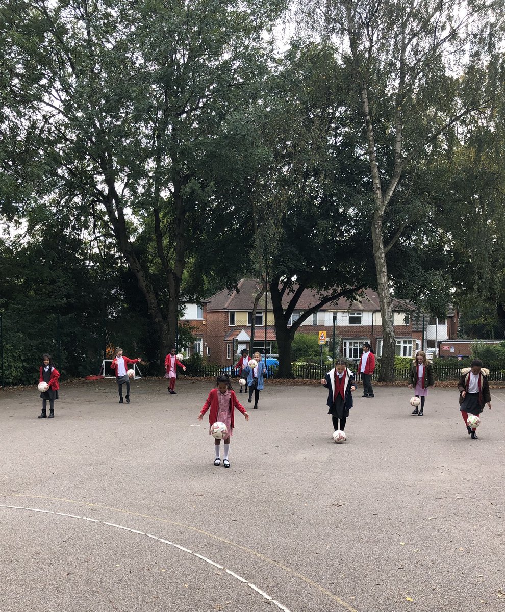 HumboSport's tweet image. The first Digital Challenge is here - Years 3|4 taking on the Football Keepy Uppie Challenge! ⚽️@LCFC_Community @leicesterssp @HJAMissFlude @HJAMissLSmith @HJAMrsGardner @HJAMissChaudhry #DigitalChallenge #KeepSafeKeepActive