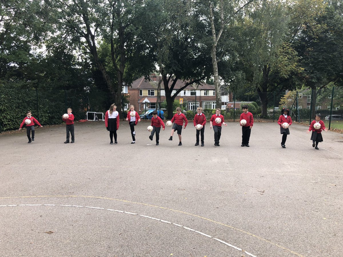 HumboSport's tweet image. The first Digital Challenge is here - Years 3|4 taking on the Football Keepy Uppie Challenge! ⚽️@LCFC_Community @leicesterssp @HJAMissFlude @HJAMissLSmith @HJAMrsGardner @HJAMissChaudhry #DigitalChallenge #KeepSafeKeepActive