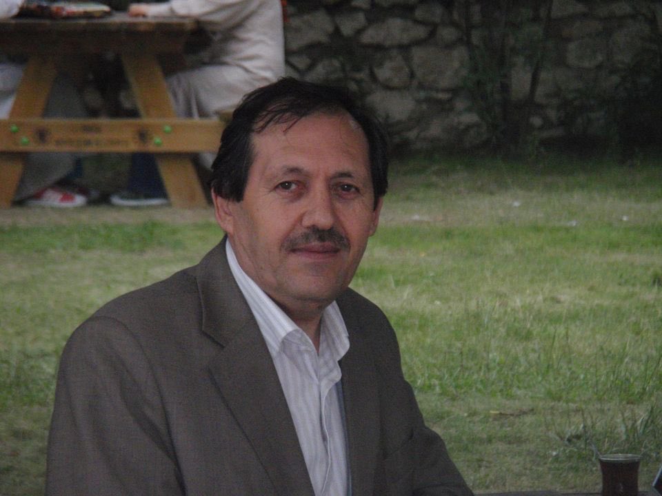 Mahmut Kanık vefat etmiş.
*
İbn Arabi'den İbn Hazm'a, Guenon'dan Schuon'a klasik ve çağdaş irfan birikimini Türkçeye kazandırmış, kana kana içirmişti bize.
*
Nezaket ve zarafet timsali bir hakikat adamıydı.
*
Hakk Teâlâ rahmet eylesin.
Mekânını cennet, makamını âlî eylesin.