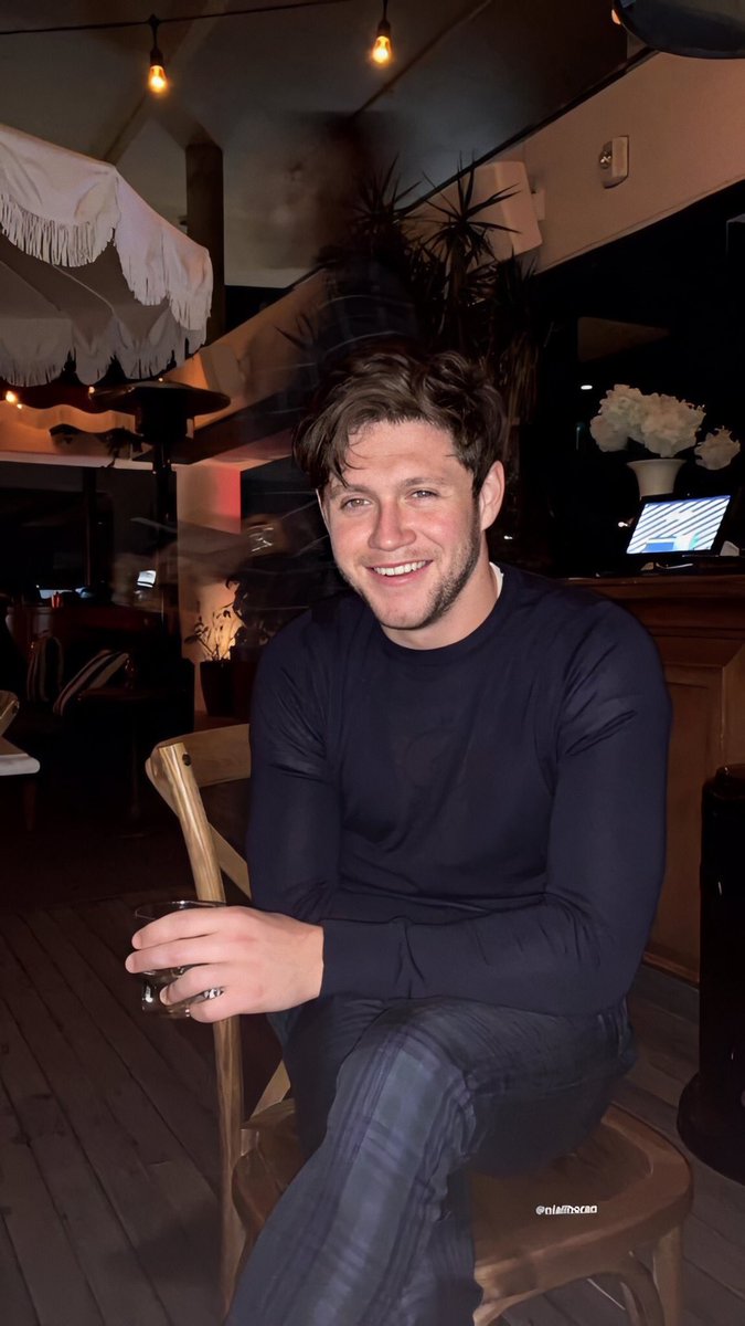 SPIDEYHBW's tweet photo. good morning to niall horan and this pic only https://t.co/B4hVhJkcKA