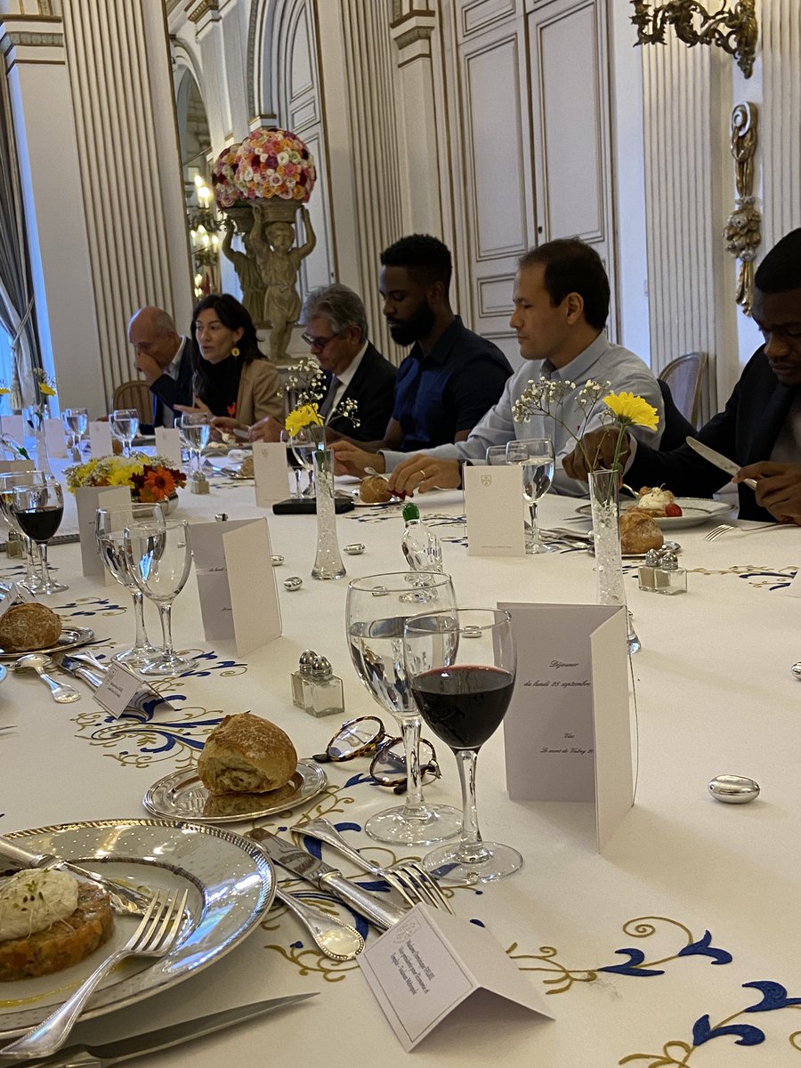 AlexisJanicot's tweet photo. (2/3) @cedric_o a rencontré les lauréats de #FrenchTechTremplin. L’occasion de redire que l’échec et le réseau sont des clés de l’entrepreneuriat. https://t.co/yE5As5liBb