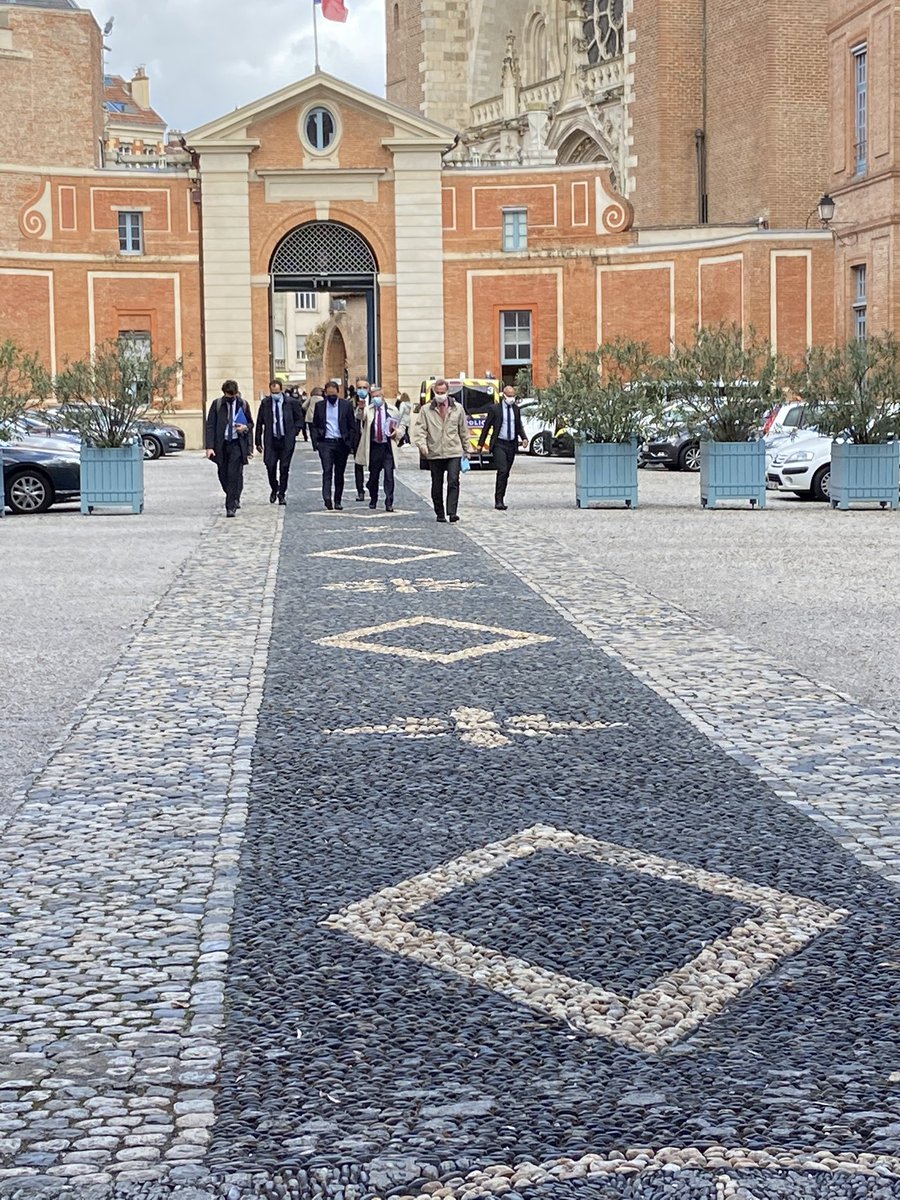 AlexisJanicot's tweet photo. (3/3) l’occasion pour les équipes de la @FrenchTech_Tlse de revoir les représentants des collectivités dans les salons de la #Prefecture https://t.co/PO9AkdMjKv