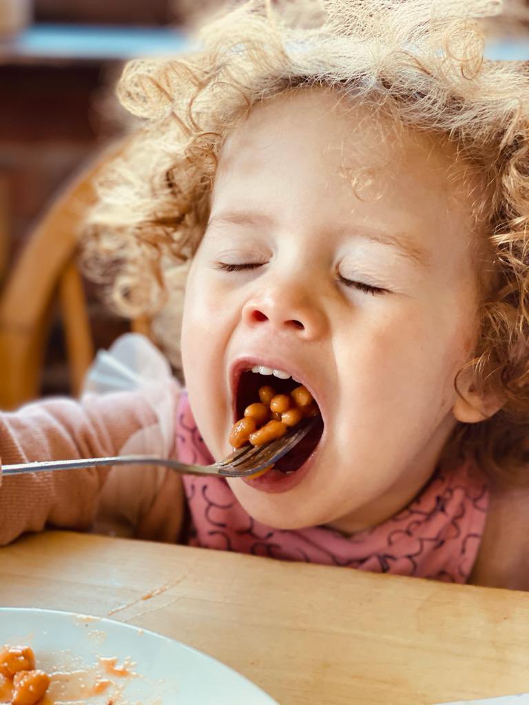 Erin_Evaa's tweet photo. What better way to celebrate your 2nd birthday than with your favourite food of all time! #beansmeanzheinz @HeinzUK 😂😋💕 https://t.co/8FXPqPR8Cc