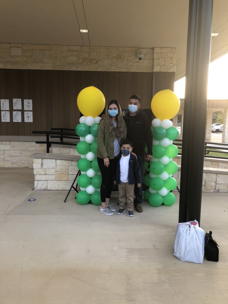 MontessoriBT's tweet photo. Our youngest Roadrunners are back and we are so excited to see them! The photo booth was a hit! Welcome to Pre-K and Kinder at Edna Rowe! #firstdayofschool2020 @dallasschools @DMPetters @TrusteeHenry @BucknerTerrace @joleehealey https://t.co/R7JChbDzIP