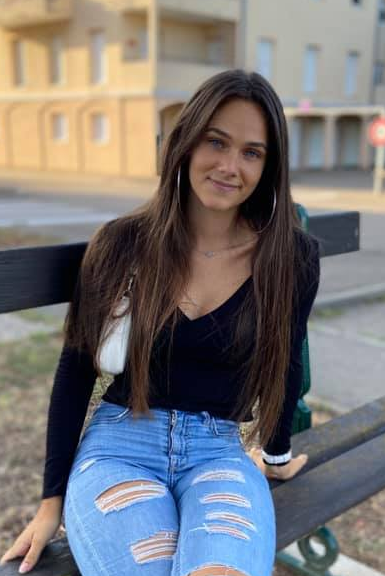 Gendarmerie_038's tweet photo. Le corps de Victorine DARTOIS, 18 ans, a été retrouvé à proximité de l’étang de St Bonnet (38). Elle avait disparu le samedi 26/09 vers 19H alors qu’elle rentrait à pied à Villefontaine (38). Si vous disposez d’éléments merci de contacter les 👮au n° vert suivant : 0 800 200 142 https://t.co/vPxf4vrYvf