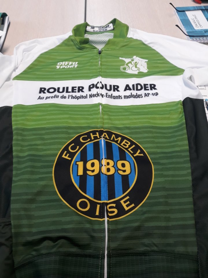 Au début de l’été, le FCCO avait soutenu le projet <a href="/roulerpouraider/">Rouler pour aider</a> ! Suite à cela, plus de 34.000€ ont été récolté pour <a href="/hopital_necker/">Hôpital Necker AP-HP</a> ! 
Un grand bravo à eux et un remerciement pour ce maillot avec le logo de notre club ! #JouonsLaCollectif ⚽️🤝🚲