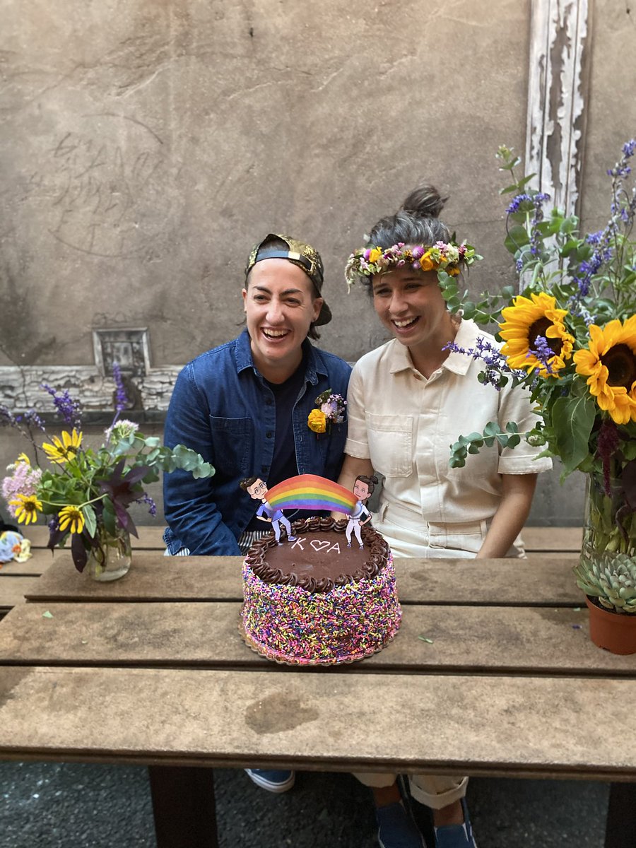 🥰🥳🤩 magical wedding moment with bae @EduOutLoud 

dulce de leche cake from @DrunkBakers & our bitmoji custom cake topper ❤️🧡💛💚💙💜

#queerlove #queerwedding #queerjoy