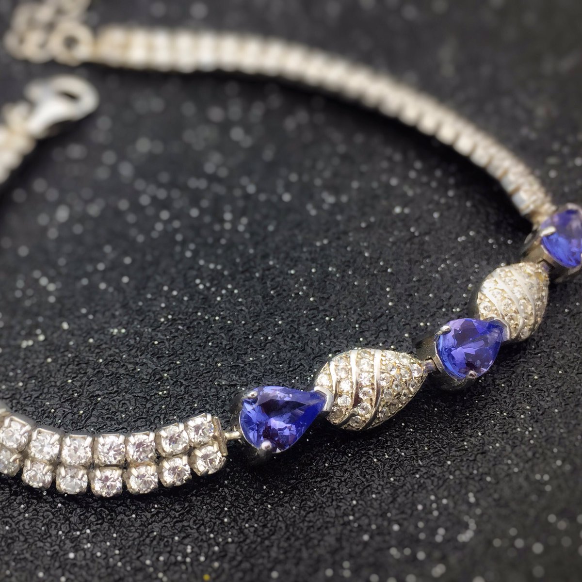 New simple 1.5carat pear cut Tanzanite bracelet. Crafted in silver..
#bracelets #pearcut #tanzanite #gemstonejewelry #braceletsofinstagram #giftideas #fashion #jewelrymaking #jewelryforsale #silverjewelry #sterlingsilverjewelry #925silverjewellery #braceletfashion