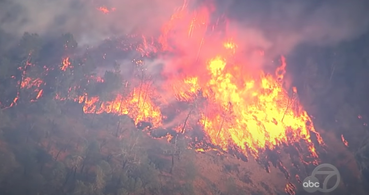 2 new wildfires in California burn almost 10,000 acres in a single day. cmplx.co/4pLsUot