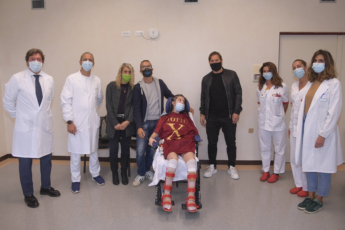 FIFAcom's tweet photo. 🐺 Roma fan Ilenia Matilli was left in a coma in December by a car accident in which her friend sadly died

💛❤️ @ASRomaEN legend @Totti recorded an encouraging video message for her months ago &amp; on Monday he was there as she emerged

💪 We are all with you, Ilenia https://t.co/ffkszY0CFf