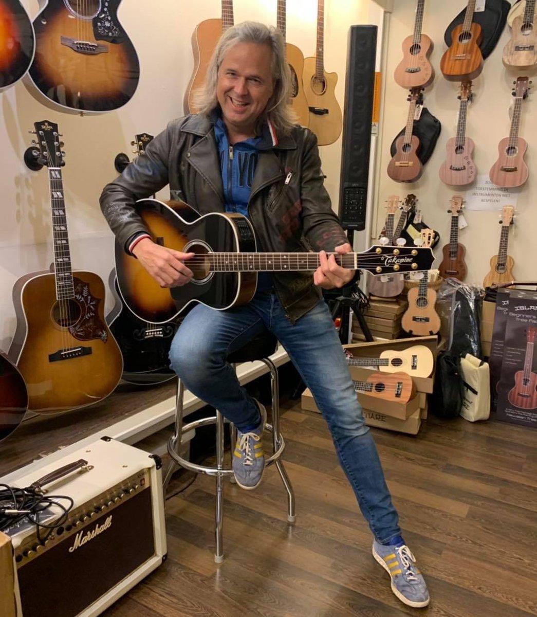 ErwinNyhoff's tweet photo. Tomorrow is my birtday so I bought myself a new @springsteen guitar! #takamine @TakamineGuitars #verjaardagskado Thanks Reichenbach #zwolle https://t.co/5i3hcVuzc1