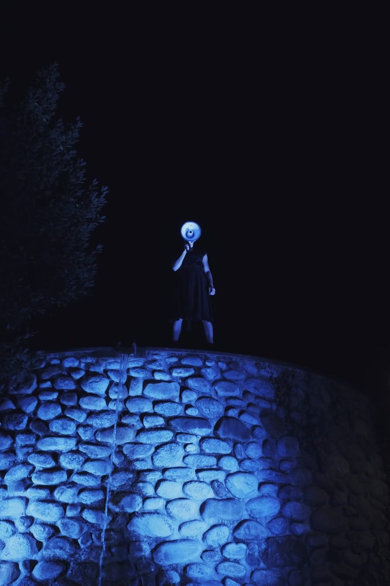 Festusfestival's tweet photo. La Cia. IMPÀS va reclutar públic de manera impertinent i eficaç a parts iguals per sorprendre i enganxar amb els seus dos passis a les persones que es van endinsar als Jardins de l'Espona, a cop de megàfon. BOMBARDEIG! 💥☄️
#FESTUS2020 #FESTUS #dansa #performance #artsdecarrer https://t.co/ShAWA1XGNe
