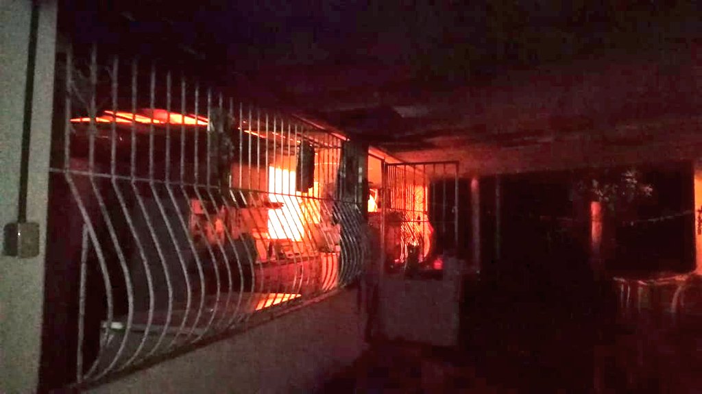 BCBRP's tweet photo. #LosSantos en horas de la madrugada, incendio de residencia en la barriada Santa Elena, personal #SAMERPTY evaluó a residentes.
Inspector #DINASEPI investiga las causas. @VePd_15 @beby_ruiz https://t.co/P6flUkvBrh