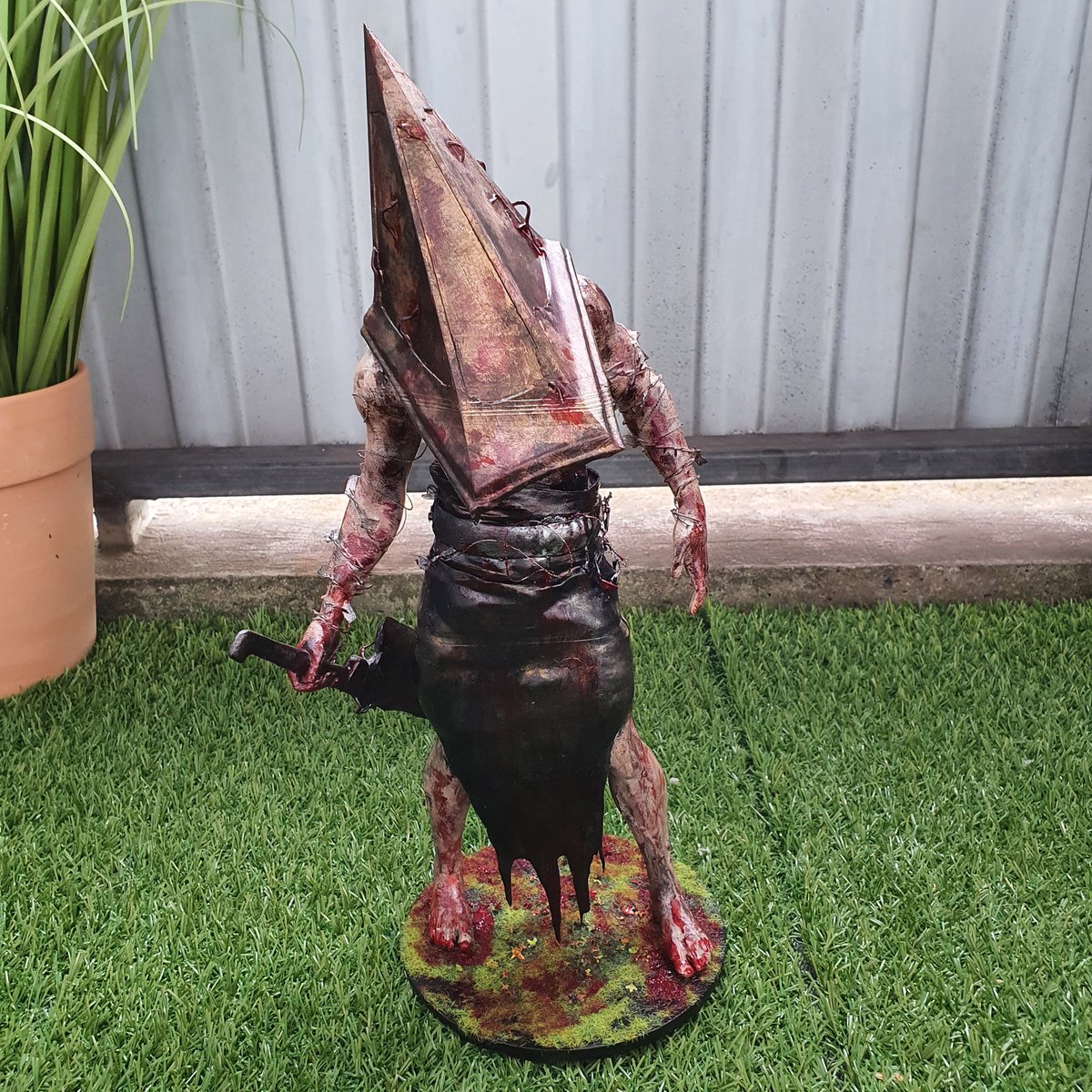 Creativepocolo1's tweet photo. I do not want to meet this guy in real life! 🤣🔥

#pyramidhead #silenthill #pyramidheadpointing #dbd #dbdkillers #deadbydaylight #deadbydaylightfanart #dbdcosplay #dbdpyramidhead #deadbydaylightpyramidhead #3D #3Dprinting #3dmodel #creativepocoloco #creative https://t.co/E0tqtqJ4fU