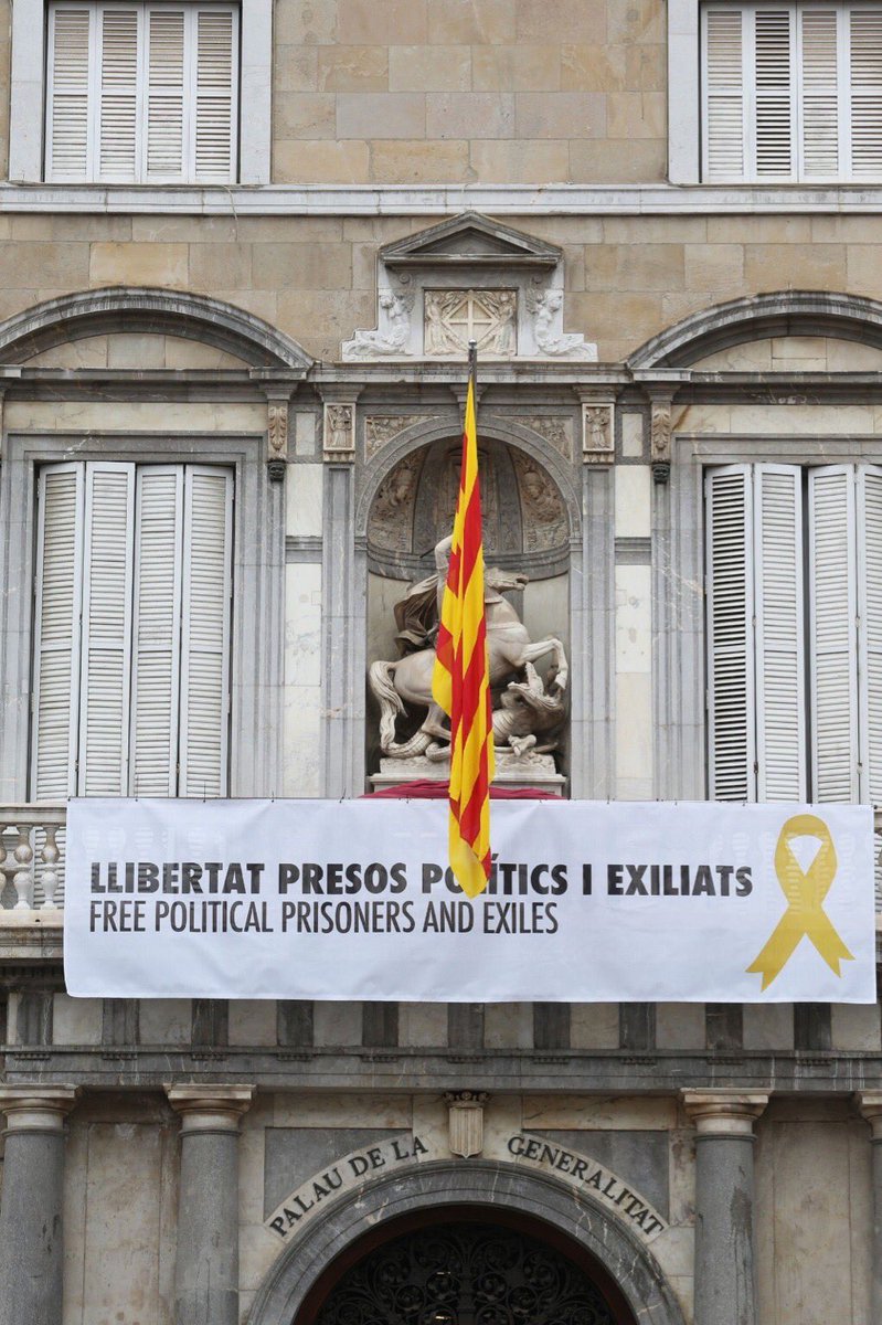 elle_dau's tweet photo. Allo @franceinter et @inter_presse. La pancarte « Liberté prisonniers politiques et exilés » est-elle une pancarte au contenu « séparatiste » comme je viens de l'entendre ? 
Lorsque Amnesty et le GTDA demandent la libération des prisonniers, leur message est-il séparatiste ? https://t.co/C3jqdBpxTm