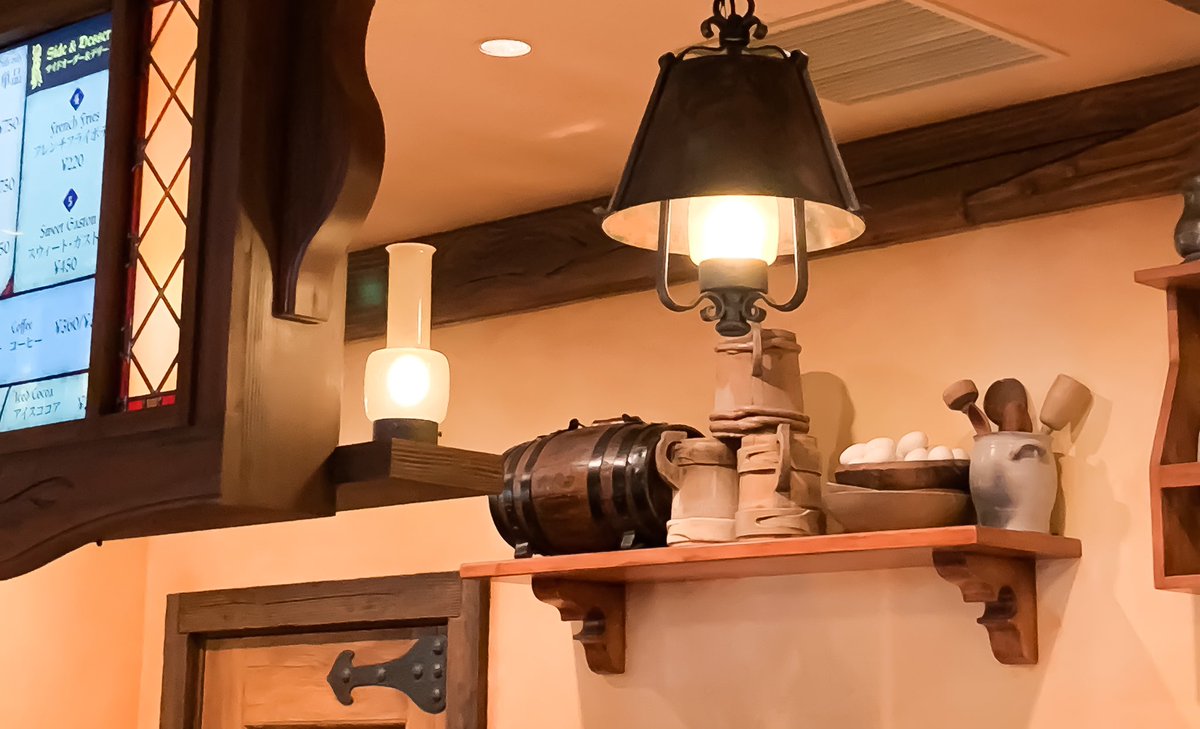 舞浜ジュン 新人ディズニーvtuber En Twitter 美女と野獣エリアの新レストラン ラ タベルヌ ド ガストン のレジ後ろに卵が ガストンがアニメでぶん投げてた卵に似てますね ここで食べれるデザート スウィート ガストン の白い玉もまた卵をイメージしてる気が