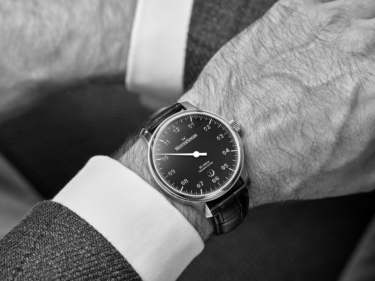 MeisterSingerMS's tweet image. SCHWARZ
Die Farben der deutschen Bundesflagge finden sich auch in den Uhren zum 30. Tag der Deutschen Einheit wieder. Das Zifferblatt bei den 30 Uhren im Set und 60 Einzeluhren ist schwarz gehalten.
#MeisterSinger #Einzeigeruhr #DeutscheEinheit #Armbanduhr #watches