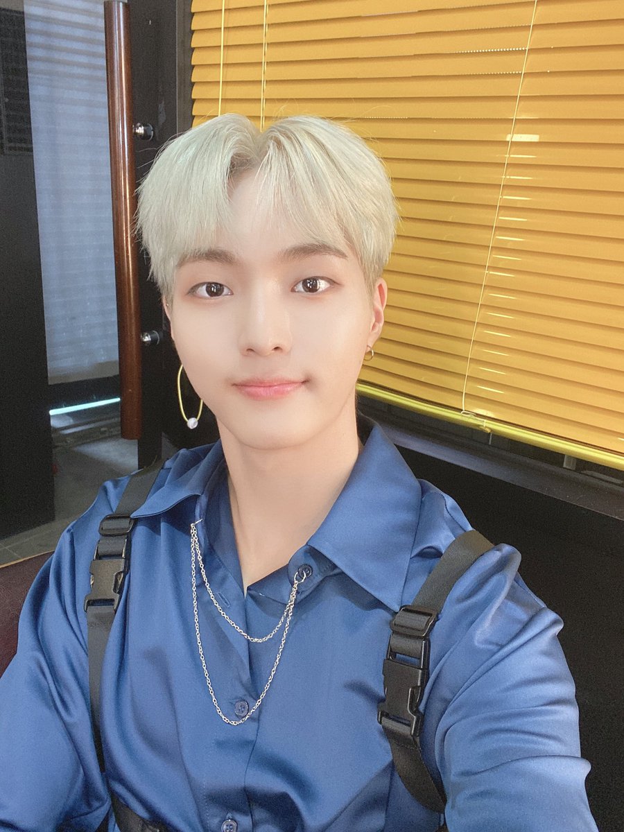 7OC_official's tweet photo. [#앤디] 

로즈들 오늘 하루 잘 보냈나요?!
오늘도 수고했고 푹 쉬어욤☺️👏🏻

#세븐어클락 #앤디 #해피추석보내기 https://t.co/Ve6gLP2avI