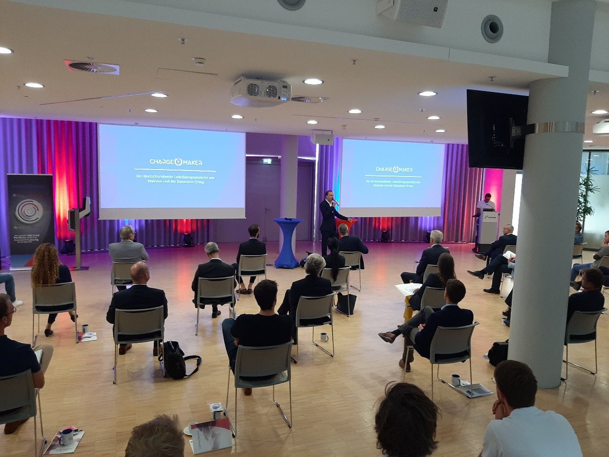 Dussmann's tweet photo. Diese Woche begrüßte unser Sprecher des Vorstands, Wolf-Dieter Adlhoch, die Teilnehmer des #emobilitydays in Frankfurt – gemeinsam mit den Kollegen von @Mainova und denen unseres JV #Chargemaker. Das Kundenpotenzial stand im Fokus der Gespräche. https://t.co/WrZO9znorG https://t.co/Noy7ICygik