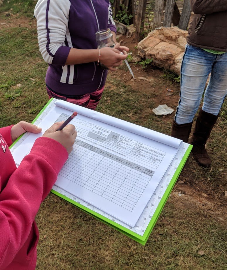 TopaDengue's tweet photo. En cada recorrido, observamos como repetir el servicio comunitario periódicamente, combinado con aspectos de ciencia ciudadana y TIC, contribuía a perder el miedo o la timidez para hablar, y al sentimiento de pertenencia y de contribuir positivamente a la comunidad. https://t.co/c1KDTsic1t