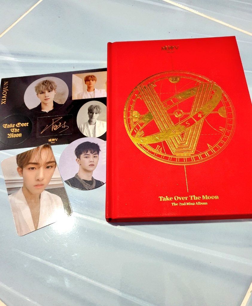 bonnibelbam's tweet photo. I know this album is pretty but I did not know it was THIS pretty 😍💞 and also the gigantic winwin poster💋!! Thank you so much to @markmyboy99 for doing this go and packing my item nicely 💚💚💚. Totally worth the wait. https://t.co/WtDKUZhRra