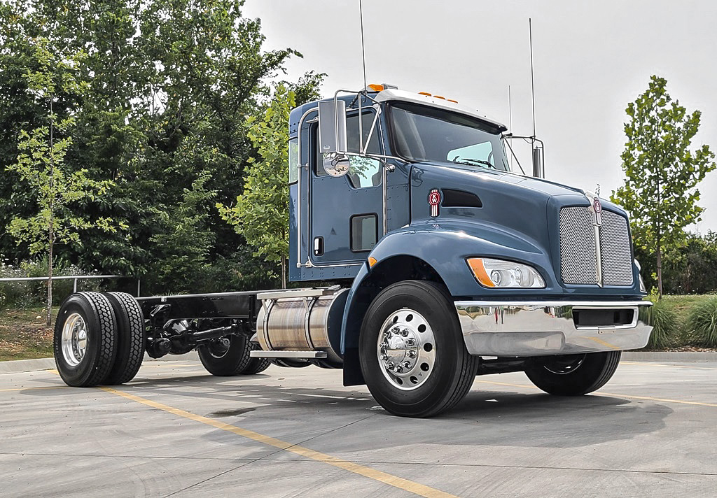 MHCKenworth's tweet photo. This 2021 #Kenworth #T370 has a hook lift &amp; adjustable jib for different body sizes. https://t.co/EbYOcWQZgj #trucksforsale https://t.co/8XI9hjWp6Z