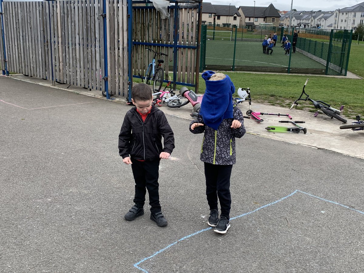 BurnbraeP1's tweet photo. P2B have been practising giving and following directions using ‘turn left’ and ‘turn right’. #mathsweekscotland https://t.co/1lmIIi3mcT