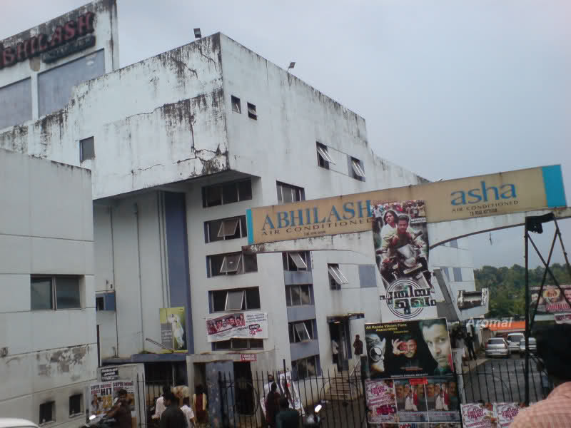 26. The Maliyekkal family of  #Kottayam owns the Asha, Abhilash, Anand and Anaswara theatres in the city. Their most well-known member is Raju Mathew, who came up with the idea to give handkerchiefs to the viewers to promote the 1993 tearjerker  #Akashadoothu! #malayalamcinema