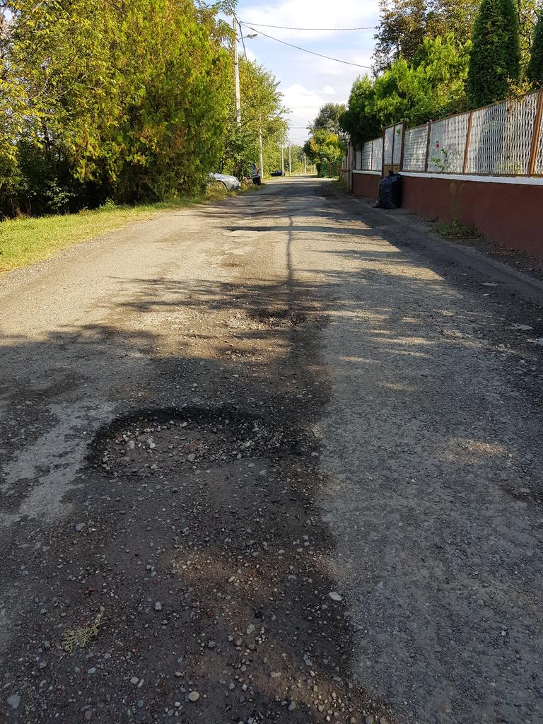 Orozovic's tweet photo. Poštovani gradonačelniče @simo_salapura. Rupa u Radnoti Mikloša je i dalje tamo a otvaraju se i neke nove nakon kiša u ulicama koje ostale alternativa ovom pravcu. Ovako izlgedaju nove rupe u Rovinjskoj ulici. #zrenjanin #rupe #gradonačelniksimosalapura #srbija #muzlja https://t.co/eTXnzdScnM